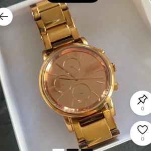 Guldig klocka från DKNY - Nypris : 2000.