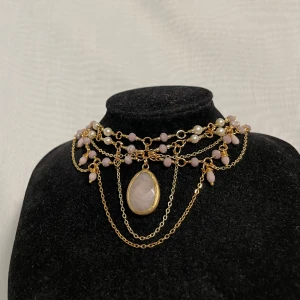 Handgjort halsband - Ett gulligt litet halsband men små ljuslila och vita pärlor. Halsbandet är dekorerat med flera kedjor och små ljuslila droppformade pärlor. Hänget i mitten är köpt secondhand. Halsbandet är justerbart med en förlängningskedja ♡ Rekommenderar att undvika vatten  Spårbar frakt inkluderat i priset :)