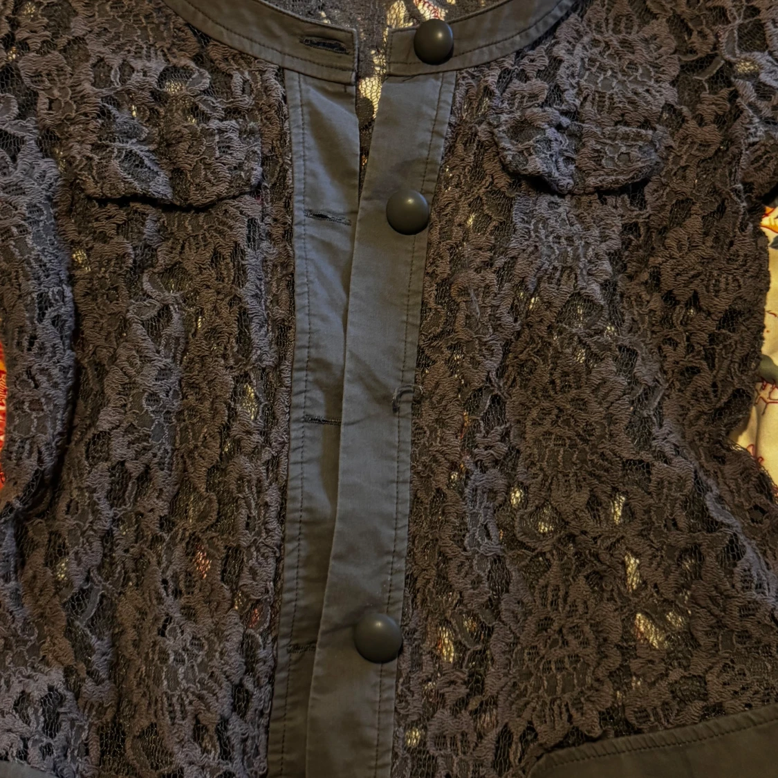 Grå spetskofta med knappar - 3