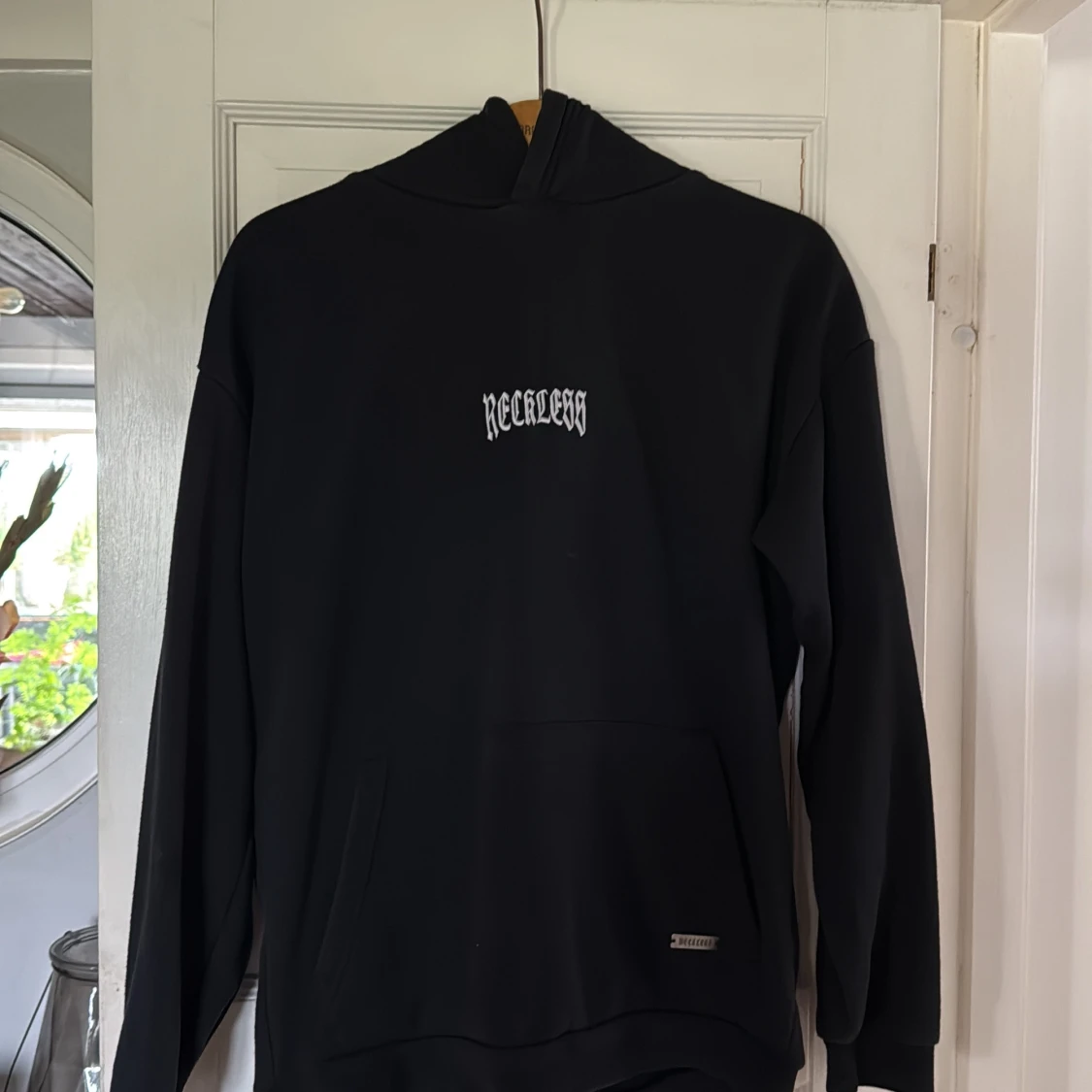 Svart hoodie Reckless med dödskalle