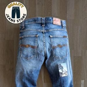 Nudie jeans grim tim - Nudie jeans i en helt sjukt snygg och sällsynt wash, i den populäraste modellen Grim Tim. Skicket är 9/10. Nypris: 1600. Storlek: W31(passar mer som W30) L30. 