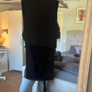 Svart topp - Jättefin svart topp men öppen rygg.