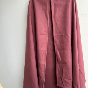 Ny mantel - ”Gammelrosa” mantel Ca ”meddellängd”. Ca 110cm lång.  Ylle   Maskinsydd med inte helt snygga sömmar men de syns bara om man verkligen granskar den.