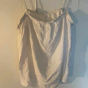 Vit linnetopp med tunna axelband - Använd få gånger, linnematerial med tunna axelband.
