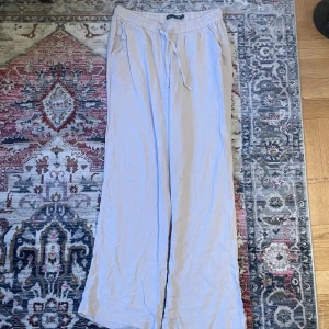 Beiga linnebyxor - Linnebyxor från lager 157 som är för långa för mig som är 166cm. Använd några gånger men längesen. Passar mer som en M eller stor S