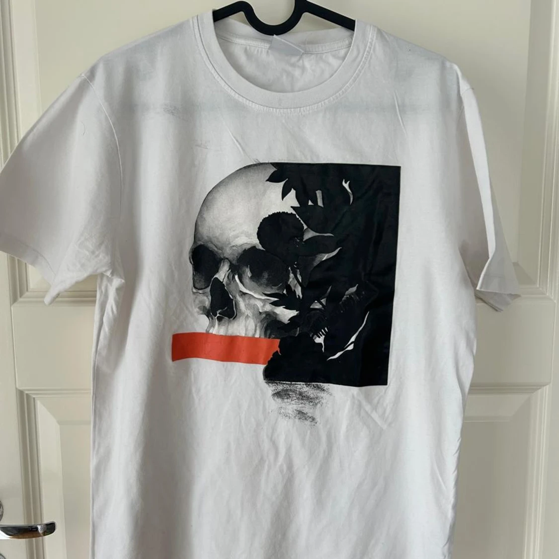 Vit t-shirt med dödskalletryck från Zara - 2