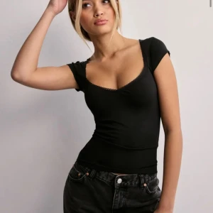 svart topp - jättefin svart u ringad t-sirt från nelly❣️