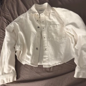 Vit jeans jacka  - Fin vit jeansjacka från Gina tricot i stl S. Köpt för något år sen men är knappt använd. 