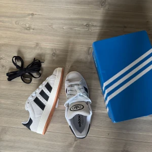 Adidas campus 00s W - Säljer mina helt nya Addidas skor som jag tyvärr inte använder pga storleken. Helt nya med prislappen kvar.