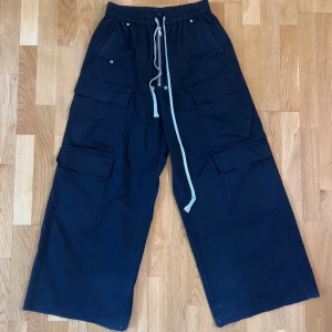 Rick Owens DRKSHDW Bela Cargo - Rick Owens DRKSHDW Bela Cargos som är feta. Adjustable waistband och saknar en liten metallbit på ena fickan men märks knappast. 🩶WREP🩶