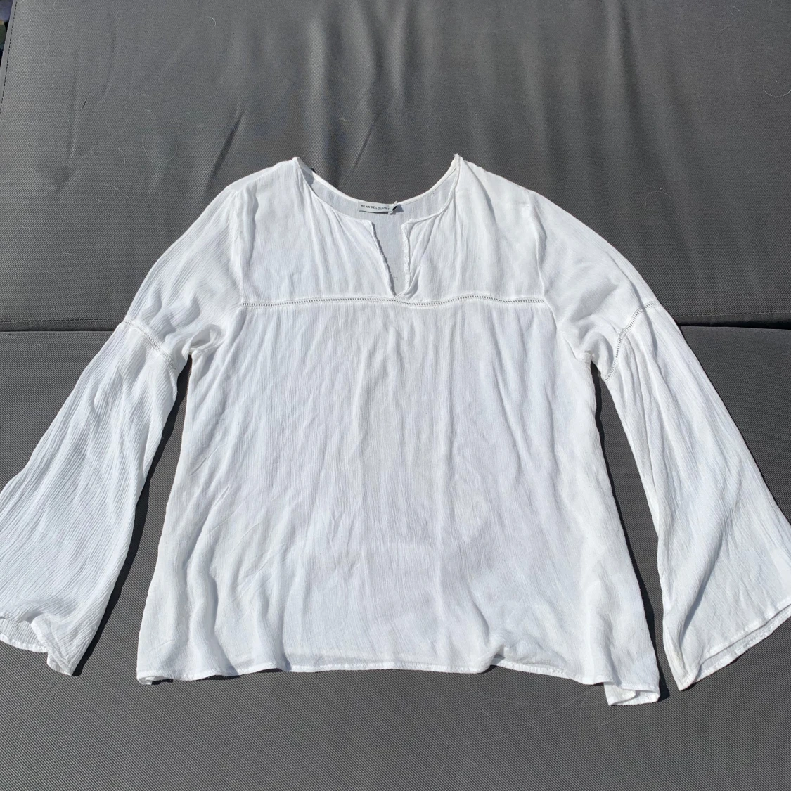 Vit blus med vida ärmar