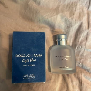 Dolce & Gabbana Light Blue Intense - Fräsch herrparfym från Dolce & Gabbana, Light Blue Eau Intense Pour Homme. Flaskan är frostad glas med silverdetaljer och blått lock. Kommer med original blå kartong. En klassisk och maskulin doft med marina och citrusaktiga toner. Jag själv skulle säga att de är absolut minst 40 ml kvar av de 100 ml flaskan innehåller, frågor och funderingar bara säga till!