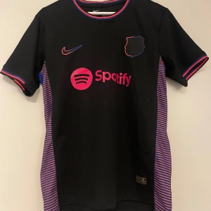 FC Barcelona svart Nike fotbollströja - Snygg svart FC Barcelona fotbollströja. Använd 1 gång. 