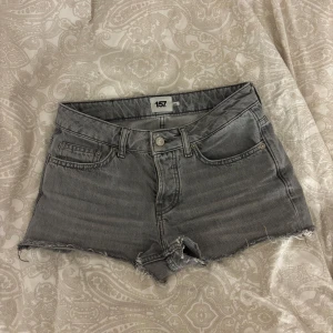 Grå jeansshorts från 157 - Snygga grå jeansshorts från 157 med låg midja .skriv till mig vi frågar, priset går alltid att diskutera!❣️