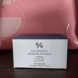 Ny Dr.Ceuracle Hydrogel Eye Mask - Ny och oöppnad Dr.Ceuracle Hyal Reyouth Hydrogel Eye Mask är en revitaliserande ögonmask med glow-effekt. Innehåller 60 stycken hydrogelpads som återfuktar och vårdar huden under ögonen. Kommer i en snygg blåvit förpackning, perfekt för dig som vill boosta din hudvårdsrutin.