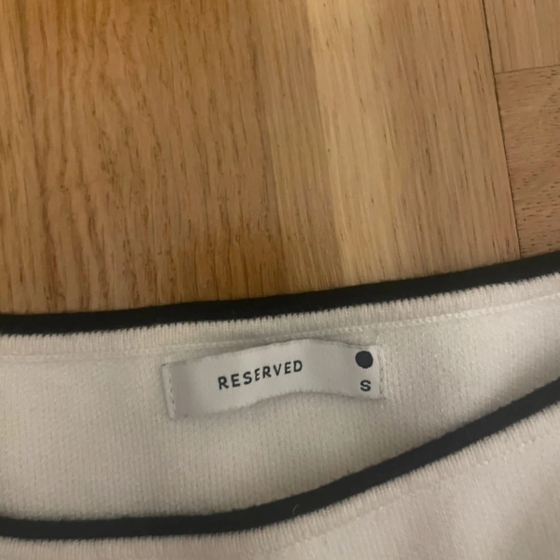 Vit långärmad topp med svarta kanter - 4