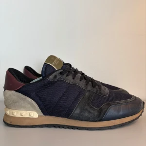 Valentino rockrunner - Valentino Rockrunners | Skick: Fint skick | Storlek: 43 | Nypris: 8000 | Mitt pris: 1100 | Äkta ✅ | Pris kan diskuteras vid snabb affär 🤝! 