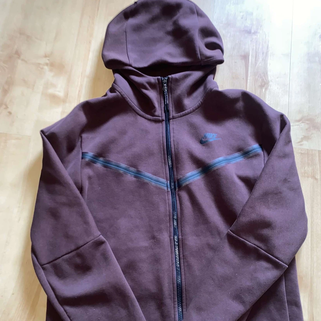 Vinröd Nike tech fleece