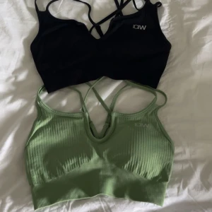 Ribbad grön och svart träningsbh ICANIWILL - Säljer två träningstoppar/bhar från ICIW. Dom är precis som nya och endast använda några gånger. Två för 300 och en för 180☺️🌸