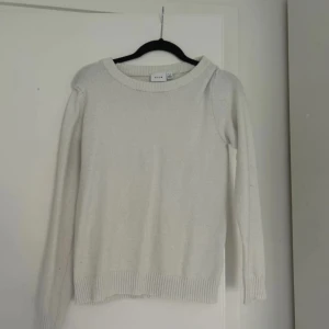 Vit stickad tröja från Vila -  vit stickad tröja från Vila i storlek XS. Funkar absolut som som S! 