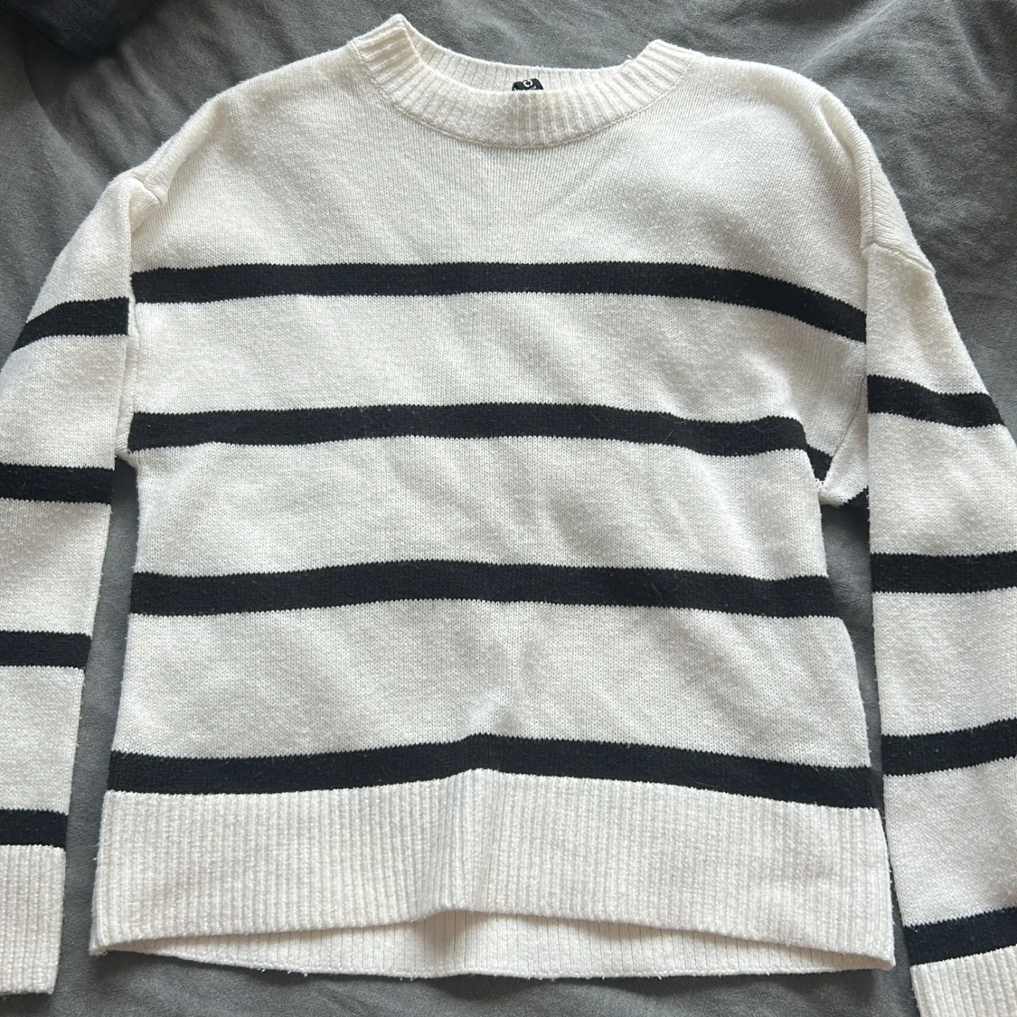 Vit och svart randig stickad tröja