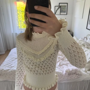 Stickad Zara tröja - Det En stickad tröja från Zara i storlek S. Den är benvit/cremevit. Den är som ny då den bara använts en gång. Skriv för frågor! 💕