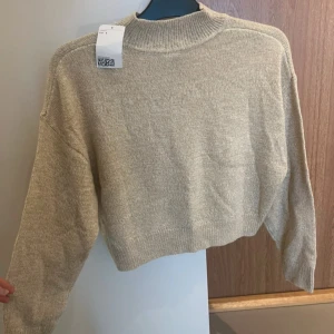 Stickad tröja - Helt ny stickad tröja från HM. Köpt second hand men passade tyvärr inte mig så säljer vidare.