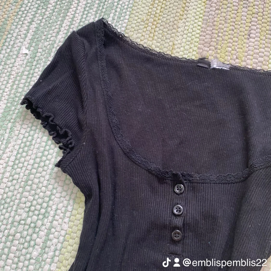 Svart ribbad topp med spets och knappar - 1