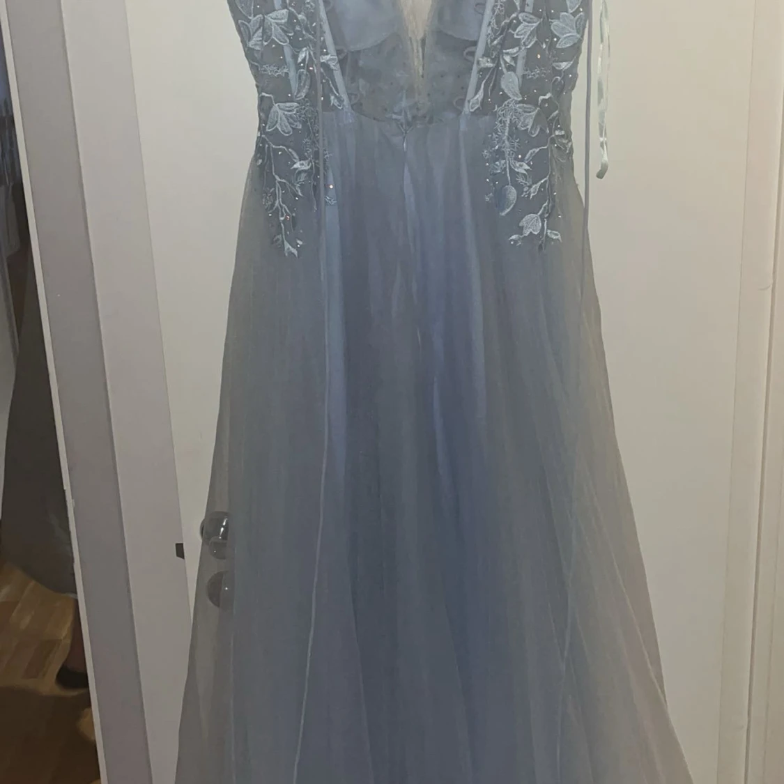 Ljusblå långklänning med spetsdetaljer - 1