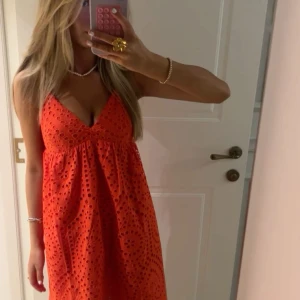 Vit klänning med broderi!! - Säljer en vit klänning med v-ringning och broderade hål. Klänningen har smala axelband och en luftig passform, perfekt för varma dagar. Den har en feminin och somrig look med fina detaljer. Pris kan diskuteras men säljs bara vid bra pris💕🌸🌸 (lånade bilder från hon jag köpte klänningen av här på plick) 