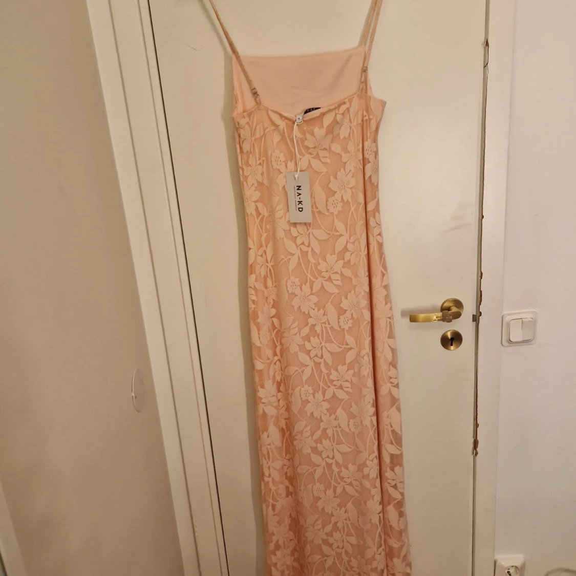 Ljusrosa långklänning från NA-KD - 1