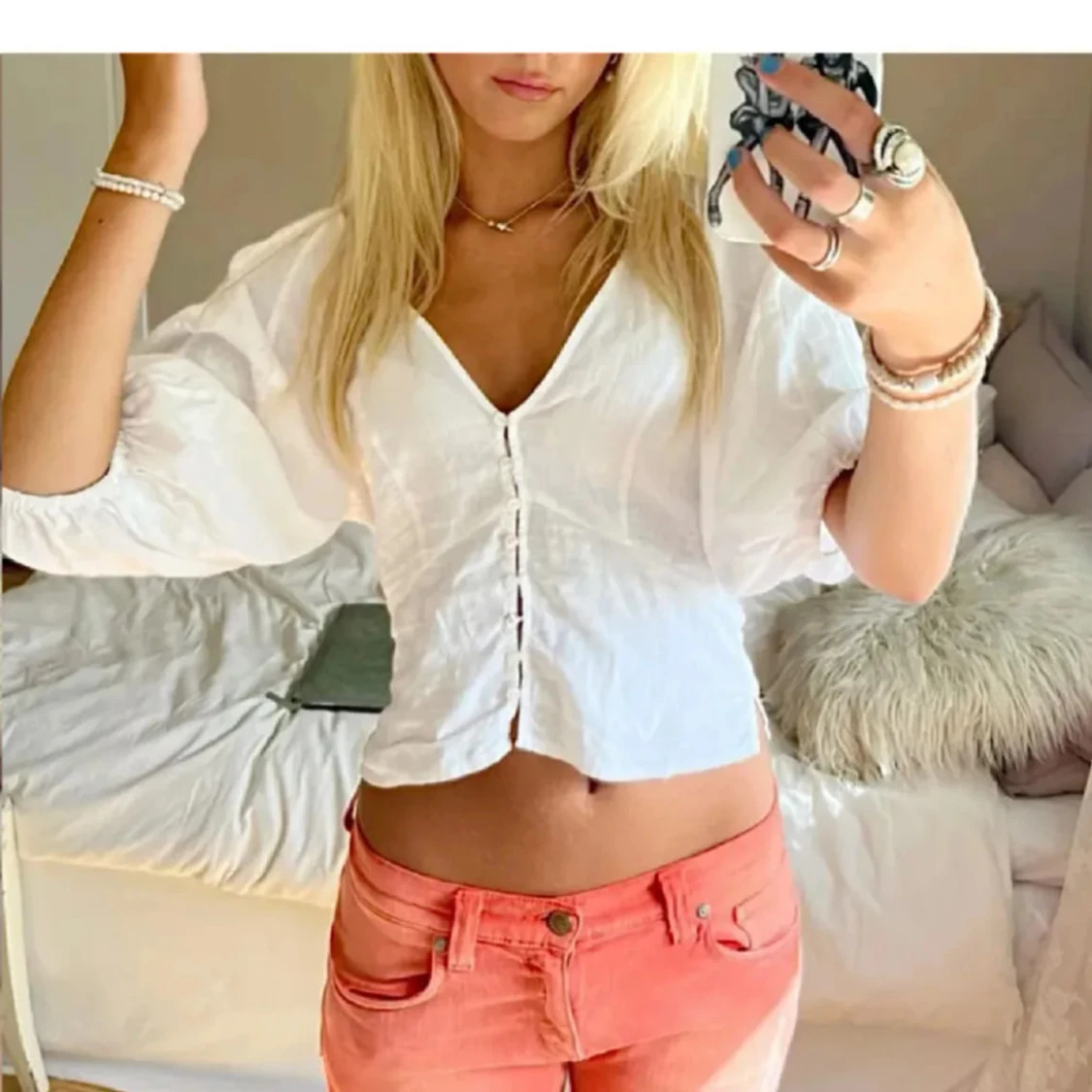 Vit blus med puffärmar och knappar - 2