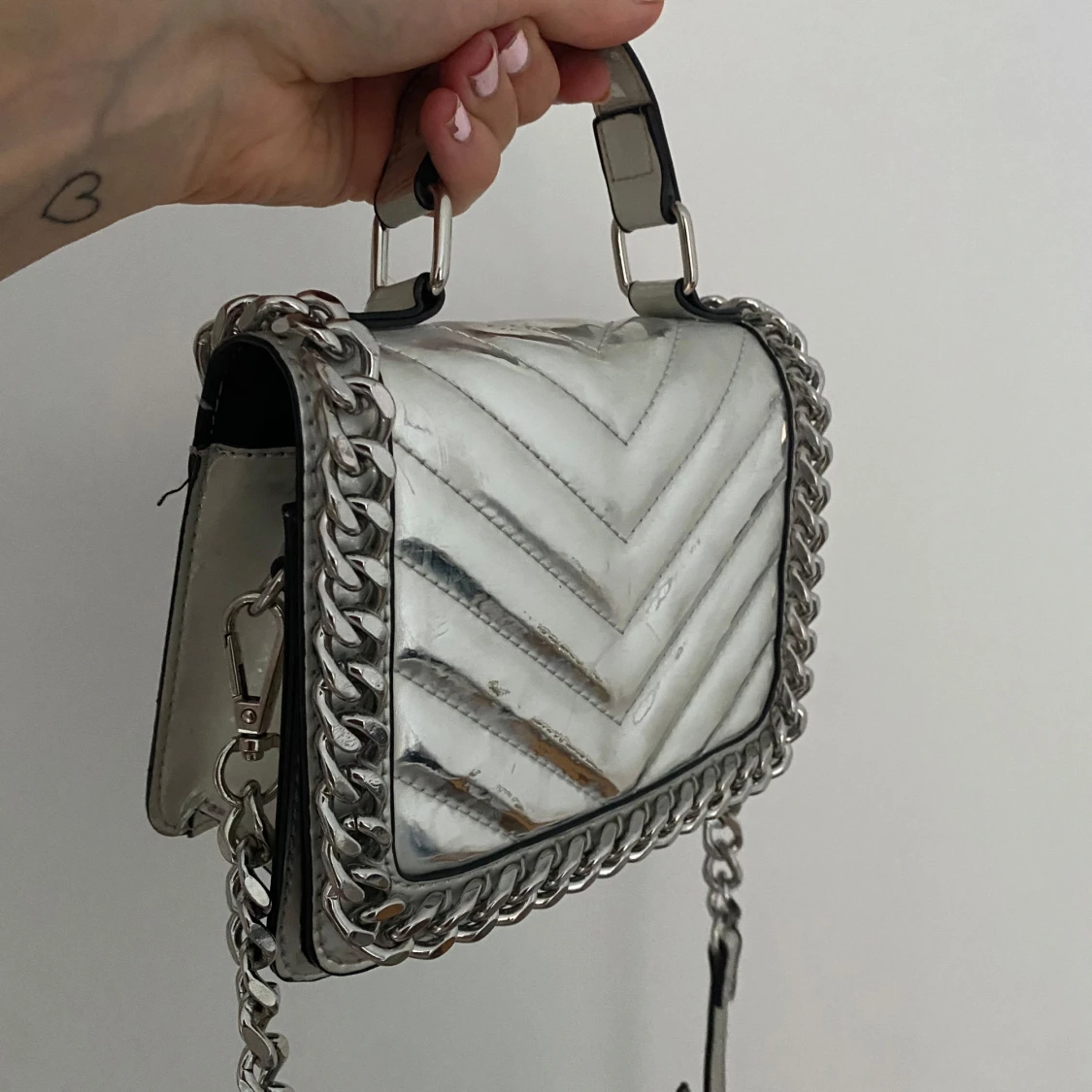 Silvrig axelväska med kedjedetaljer - 1