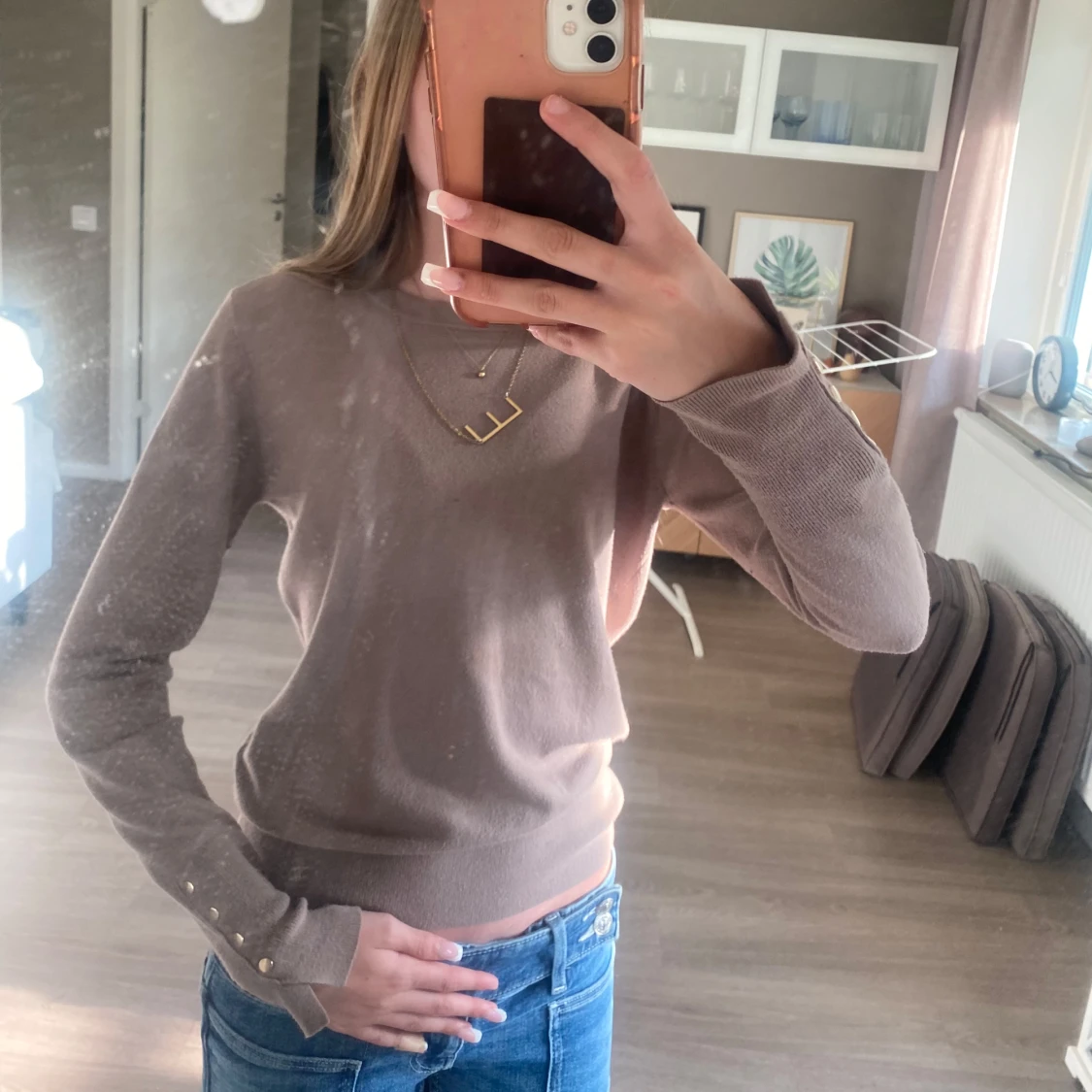 Beige stickad tröja med guldknappar - 1