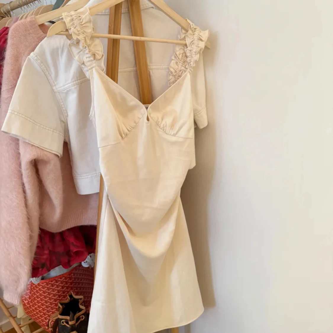 Champagnefärgad kortklänning från Adoore