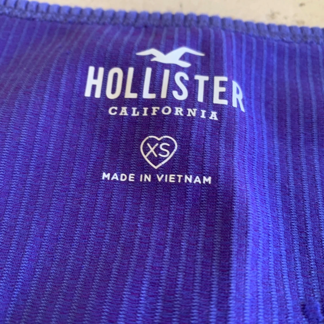 Lila ribbad topp från Hollister XS - 2