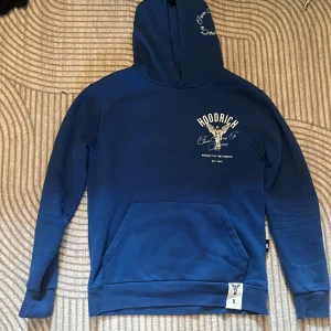 Blå hoodie från Hoodrich med tryck - Säljer nu min tröja från hoodrich  med tryck på. Den är i mörkblå färg med snygga tryck och designer. Hör gärna av er vid fler frågor eller bilder😊nypris ligger på runt 800kr