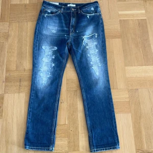 Dondup jeans - Hej! Säljer nu ett par riktigt feta dondup jeans med snygga slitningar. Dom är i bra skicka och är i storleken 28. Vid frågor och funderingar är det bara att höra av sig.