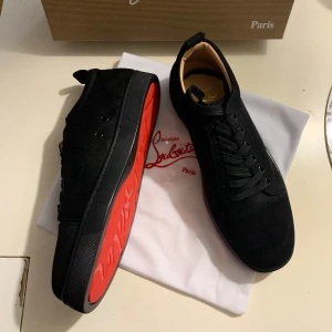 Sprillans nya Loubs! - Snygga svart Loubs i storlek 43 som är helt oanvända skick. Dustbag och lådan medföljer köpet! Riktigt schyssta dojor för sommaren vid snabb affär kan priset diskuteras!