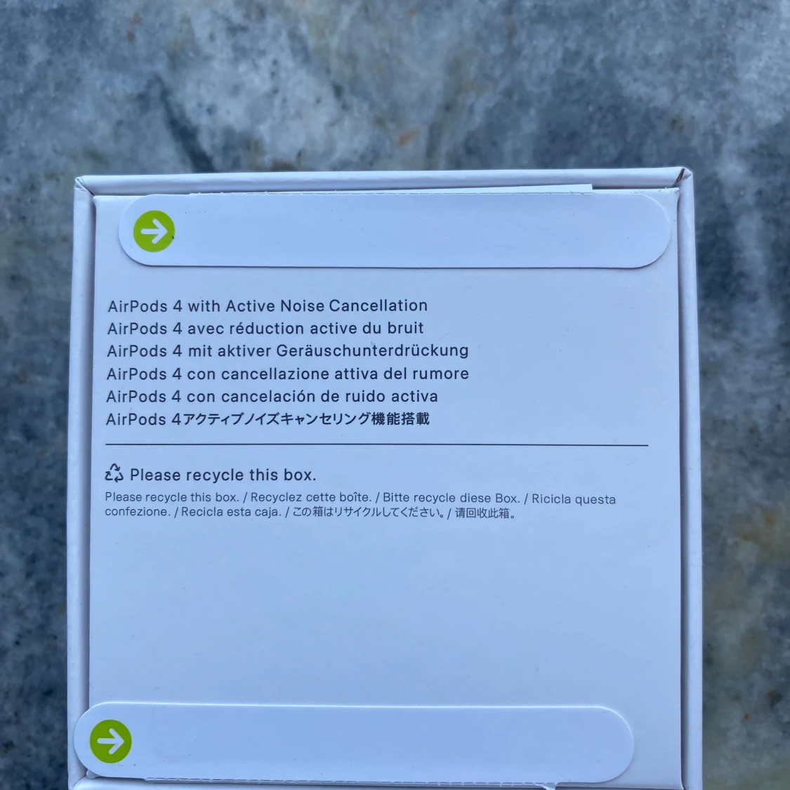 Airpod 4 - helt oöppnad  - 2