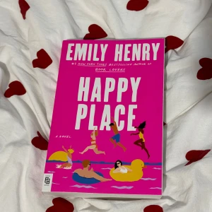 Happy Place - Oläst och helt ny, fick hem fel bok i en beställning. Finns ett litet slitage i ryggen från leverans. 