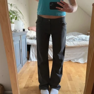 Mörkgrå kostymbyxor från H&M - Snygga mörkgrå  kostymbyxor från H&M.