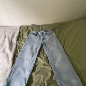 Ljusblå raka jeans från Lindex - Säljer ett par ljusblå jeans från Lindex i rak modell. Jeansen har klassisk femficksdesign, bälteshällor och stängs med knapp och dragkedja. Perfekta till en avslappnad och trendig look.