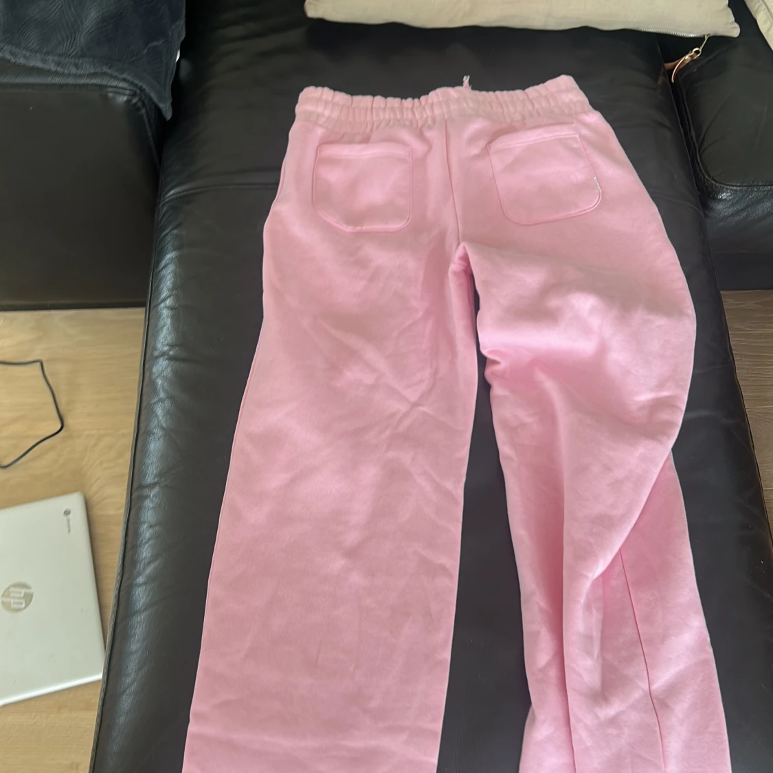 Rosa mjukisbyxor med raka ben