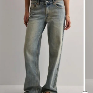 Wide jeans från Nelly i ljusblå denim - Säljer ett par ljusblå jeans från Nelly med klassisk femficksmodell. Jeansen har hög midja och raka, vida ben för en avslappnad vibe. Ny utan prislapp, nypris: 699kr