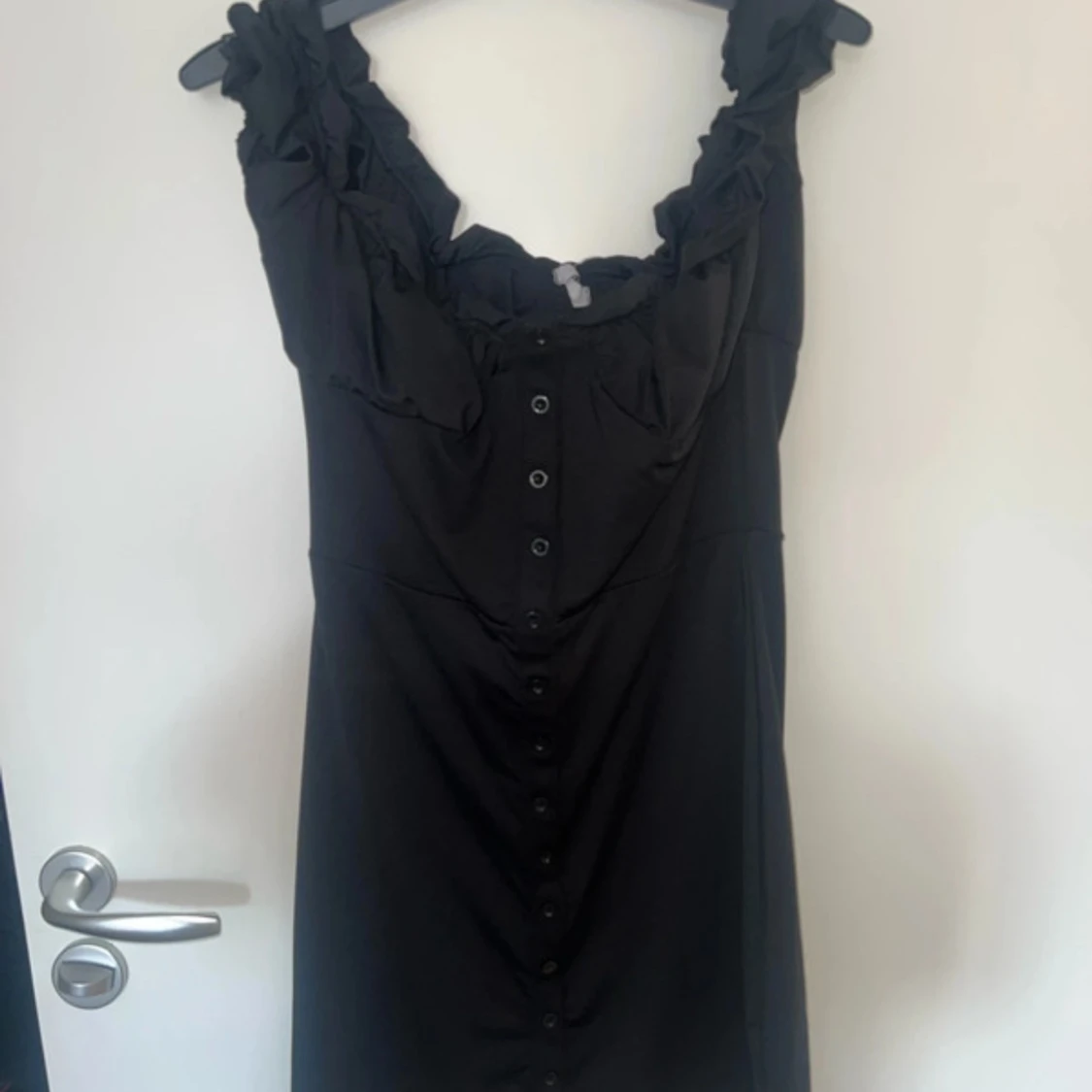 Svart klänning med volangaxlar - 1