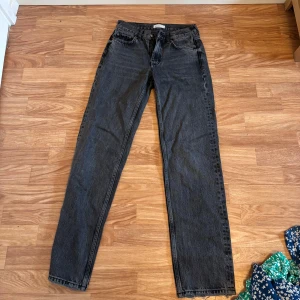 Perfekt svarta raka jeans, stl 32 - Snygga svarta jeans från Perfect Jeans i rak modell. Jeansen har klassisk femficksdesign, bälteshällor och dragkedja. Materialet är robust denim i en mörk tvätt som ger en cool vintagekänsla. Perfekta till sneakers eller boots.