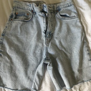 Ljusblå jeansshorts från g perfect jeans - Snygga ljusblå jeansshorts från g perfect jeans i klassisk femficksmodell. De är högmidjade med rå kant nedtill och har dragkedja samt knapp framtill. Perfekta för en chill sommarlook och passar till allt. Materialet är slitstarkt denim. Lite oversize.