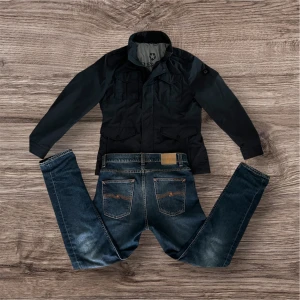 Field Jacket  - Säljer denna sjukt feta field jackan från märket Milestone. Bra skick inga defekter, storlek M men kan passa S också. Modellen är 183 cm lång. Pris går att diskutera. Tveka inte att kontakta om fler bilder eller andra funderingar// DV Closet