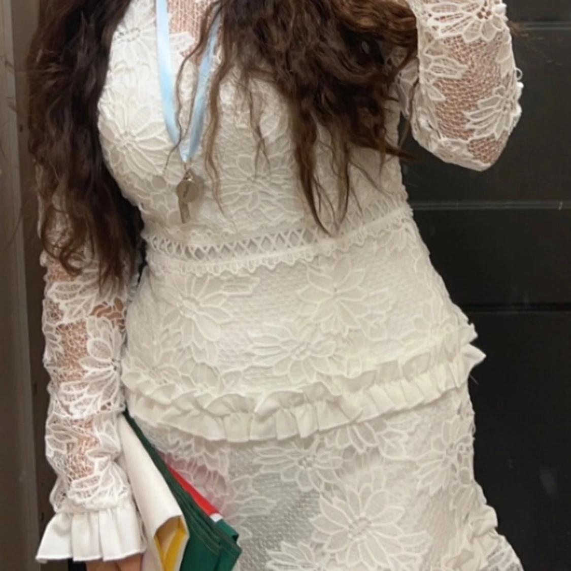 Vit spetsklänning med volanger Boohoo - 2